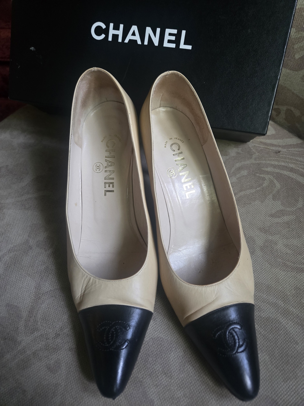 CHANEL Chic Two-Tone Beige and Black Cap-Toe Leather Pumps - Picture 6 of 16